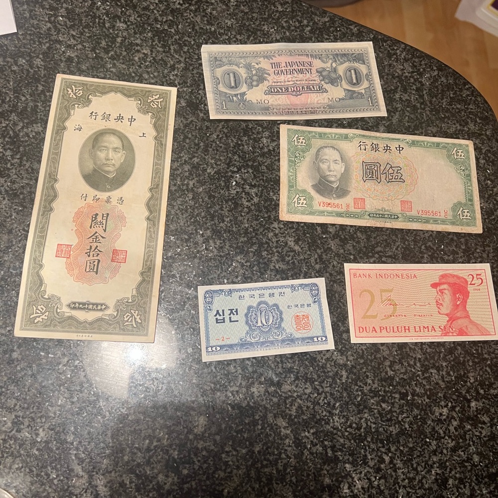 Vintage World Currency Collection. Foreign bank notes. Fun to collect. Includes5